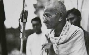 Read more about the article महात्मा गांधी के विचार और अनमोल वचन – Mahatma Gandhi Motivational Quotes in Hindi